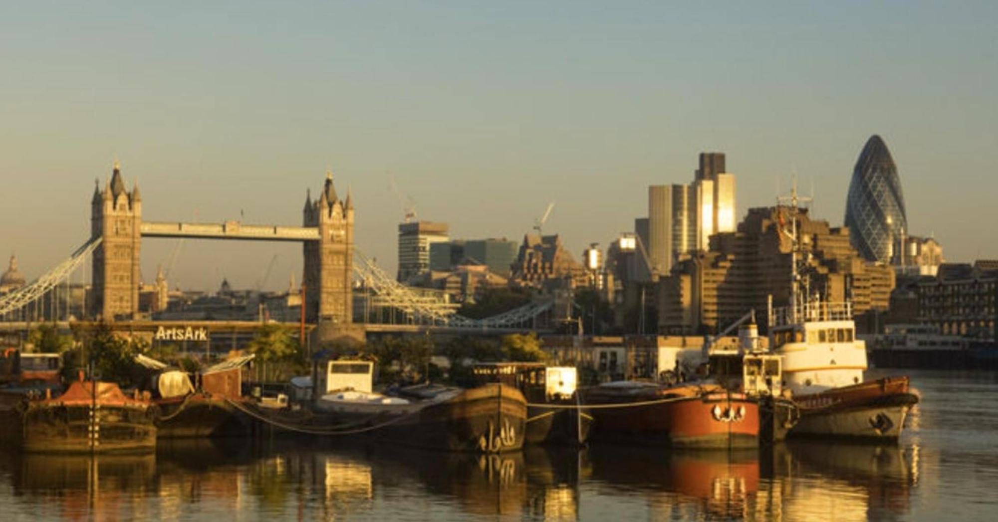 Bermondsey 4 People In The Center Londra