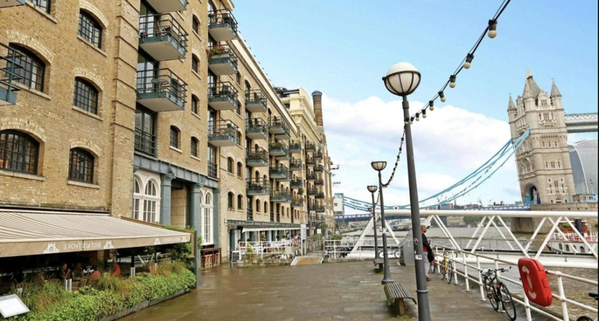 Bermondsey 4 People In The Center *